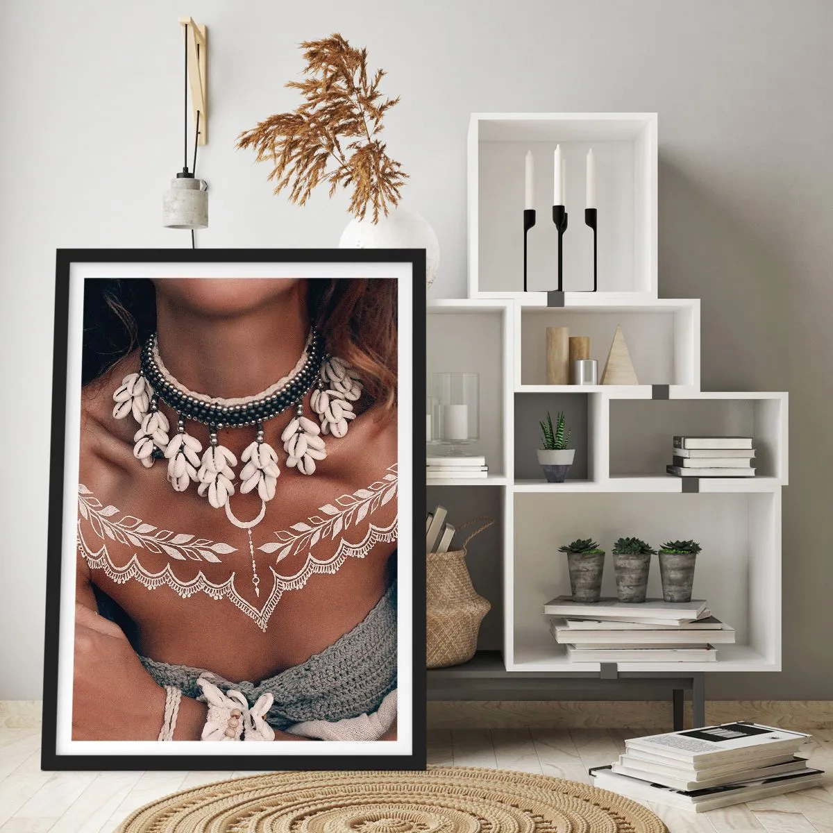Pôster com moldura preta - Retrato de uma mulher com um colar de conchas e uma tatuagem branca - 50x70cm - Talismãs, rituais de feminilidade - Decoração de parede moderna para a sala de estar e quarto ARTTOR