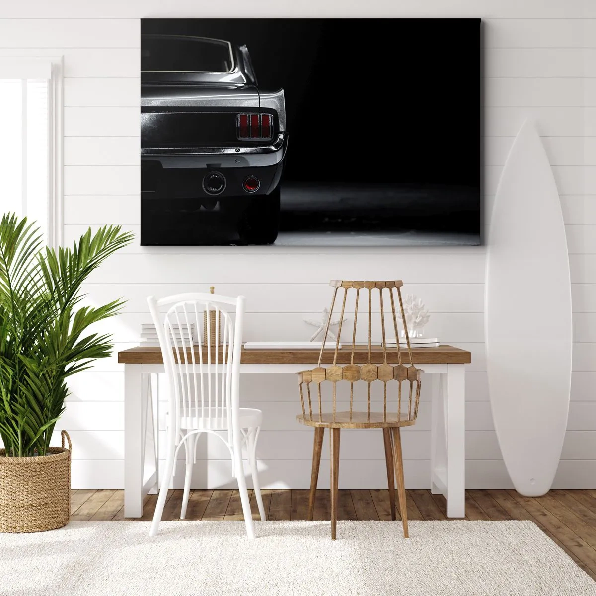 Quadro em tela - Uma imagem em preto e branco da traseira de um carro clássico contra um fundo escuro. - 70x50cm - O charme do clássico - Decoração de parede moderna para a sala de estar e quarto ARTTOR