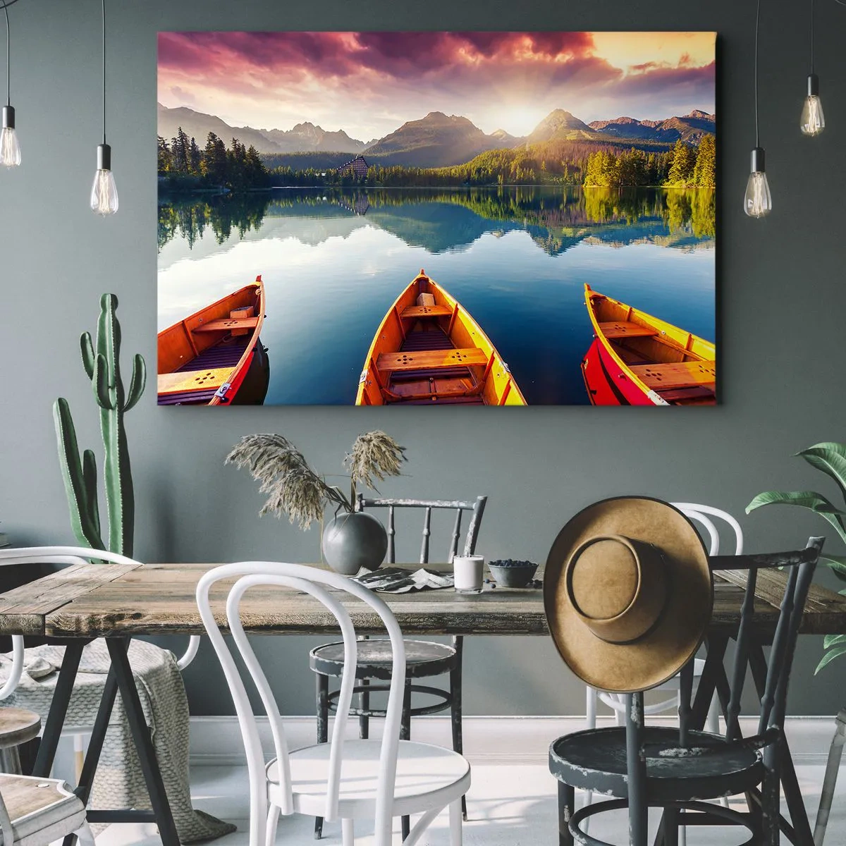 Quadro em tela - Três barcos de madeira tendo como pano de fundo um lago de montanha ao pôr do sol - 70x50cm - Nada contra a natureza - Decoração de parede moderna para a sala de estar e quarto ARTTOR