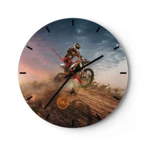 Relógio de parede - Relógio em vidro - Motociclista no deserto ao pôr do sol - 30x30cm - Pela vitória - Decoração de parede moderna para a sala de estar, cozinha e quarto ARTTOR