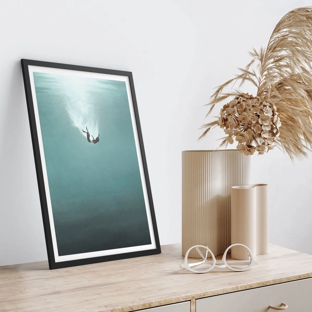 Pôster com moldura preta - Silhueta de um homem caindo nas profundezas da água - 50x70cm - Nos braços do oceano - Decoração de parede moderna para a sala de estar e quarto ARTTOR