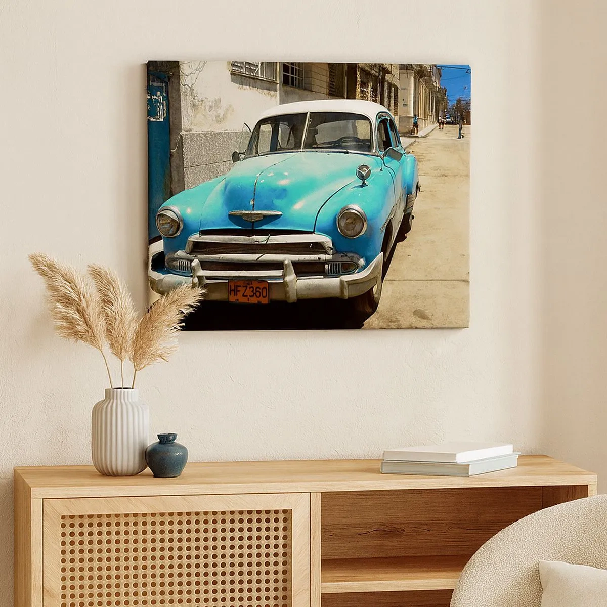 Quadro em tela - Um carro clássico azul na rua em um dia ensolarado - 70x50cm - Evviva Cuba! - Decoração de parede moderna para a sala de estar e quarto ARTTOR