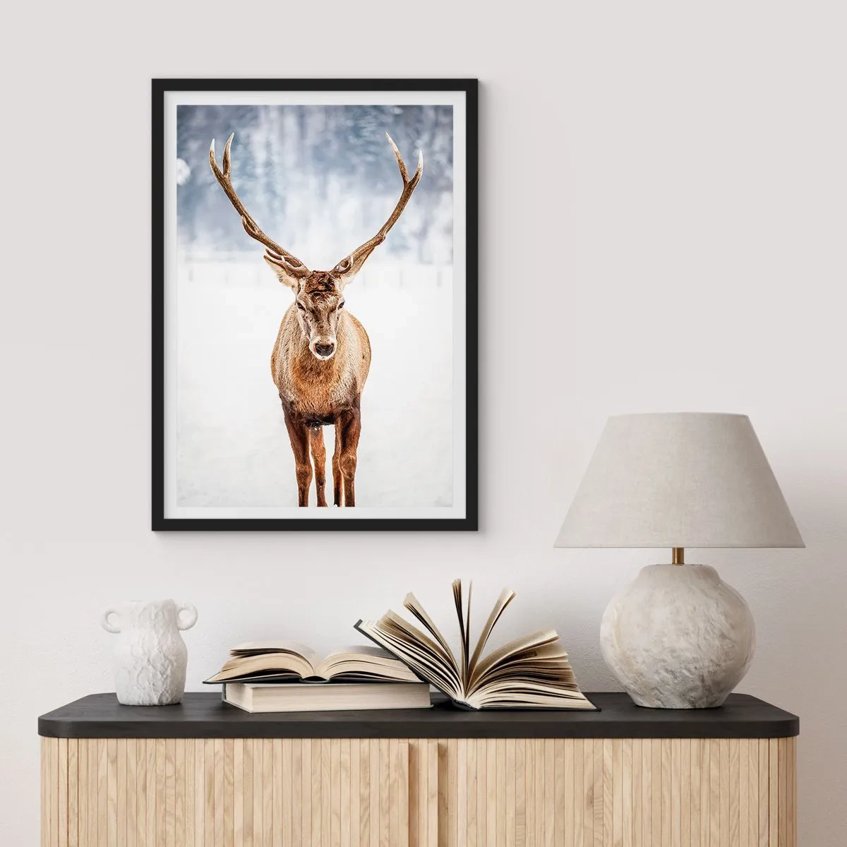 Pôster com moldura preta - Um veado imponente tendo como pano de fundo uma paisagem de inverno - 50x70cm - Direto da névoa de neve - Decoração de parede moderna para a sala de estar e quarto ARTTOR