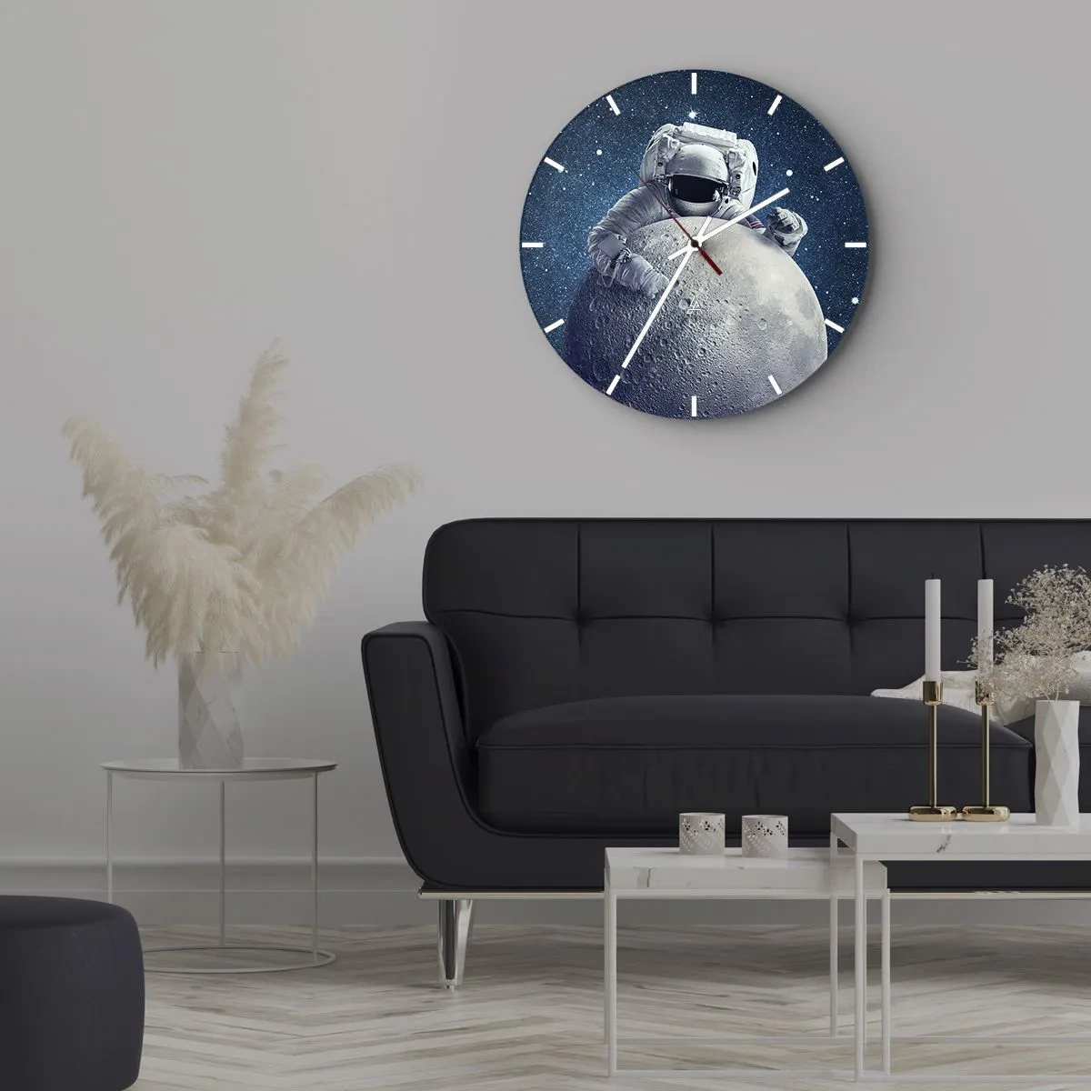 Relógio de parede - Relógio em vidro - Astronauta segurando a lua contra o fundo do espaço - 30x30cm - Coringa do espaço - Decoração de parede moderna para a sala de estar, cozinha e quarto ARTTOR