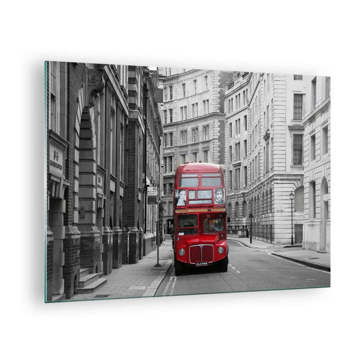 Quadro em vidro - Um ônibus vermelho entre as ruas monocromáticas da cidade - 70x50cm - A vida quotidiana não deve ser cinzenta - Decoração de parede moderna para a sala de estar e quarto ARTTOR