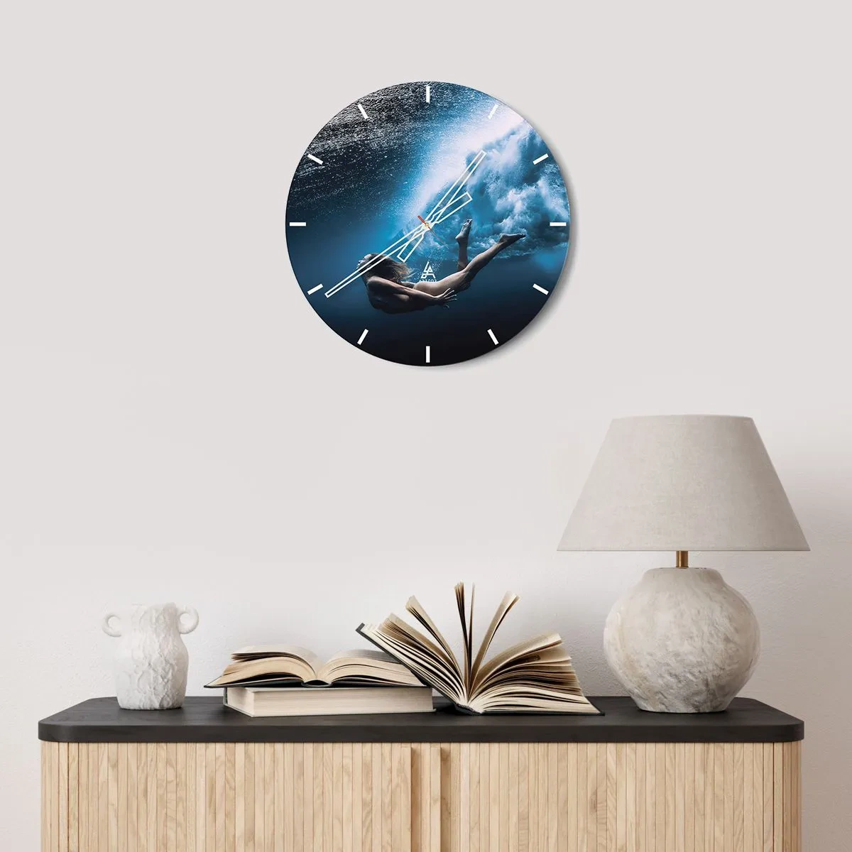 Relógio de parede - Relógio em vidro - Uma mulher debaixo d'água em uma foto dinâmica - 30x30cm - Sereia moderna - Decoração de parede moderna para a sala de estar, cozinha e quarto ARTTOR