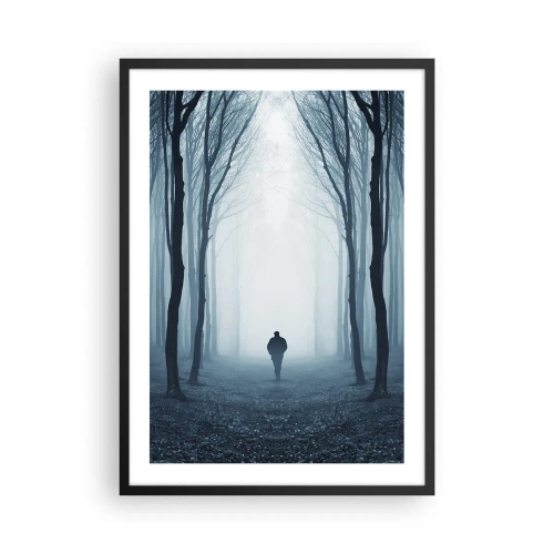 Pôster com moldura preta - Um homem em uma floresta enevoada, cercado por árvores - 50x70cm - Tudo simples e claro - Decoração de parede moderna para a sala de estar e quarto ARTTOR