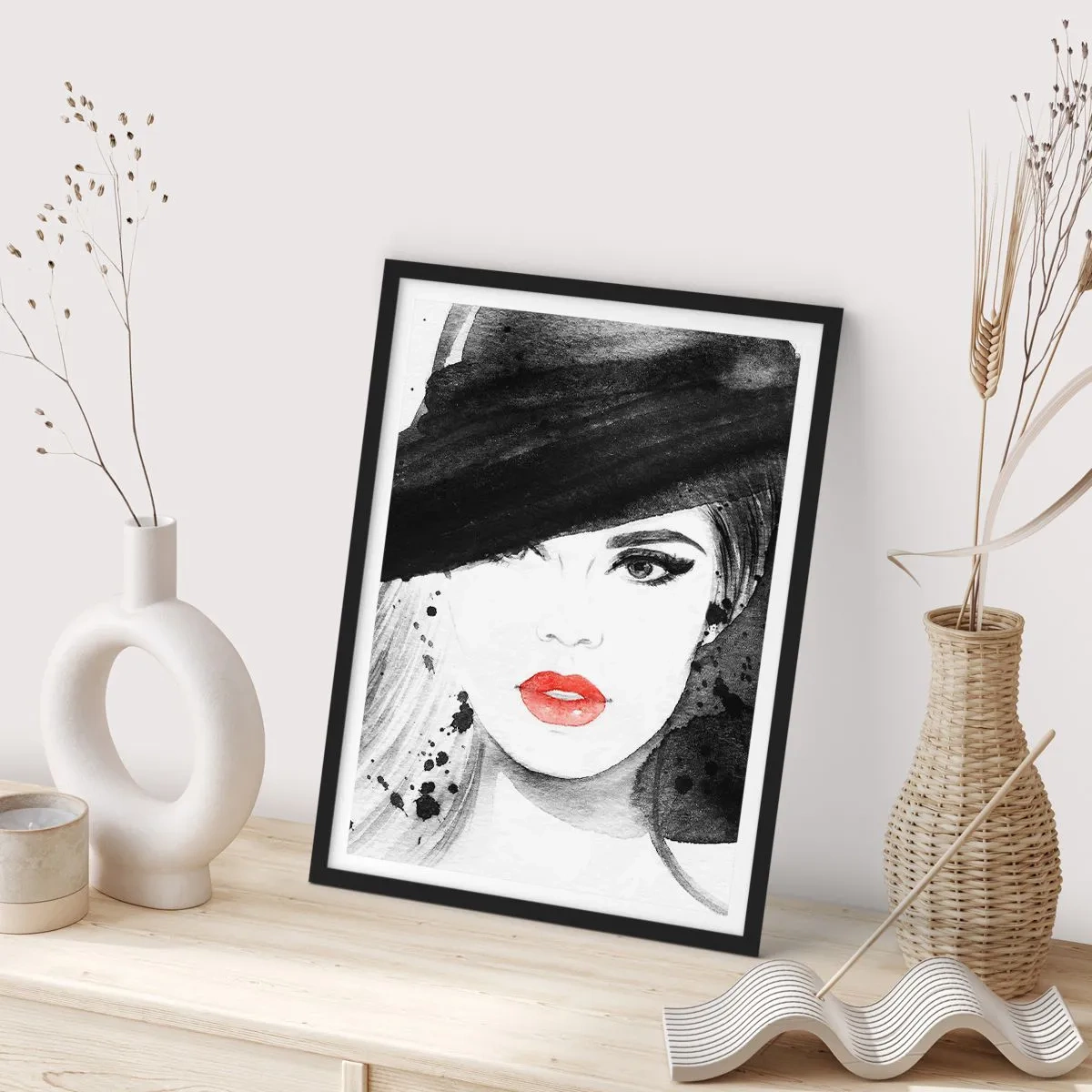 Pôster com moldura preta - Retrato de uma mulher com chapéu e batom vermelho - 50x70cm - Dama de Preto - Decoração de parede moderna para a sala de estar e quarto ARTTOR