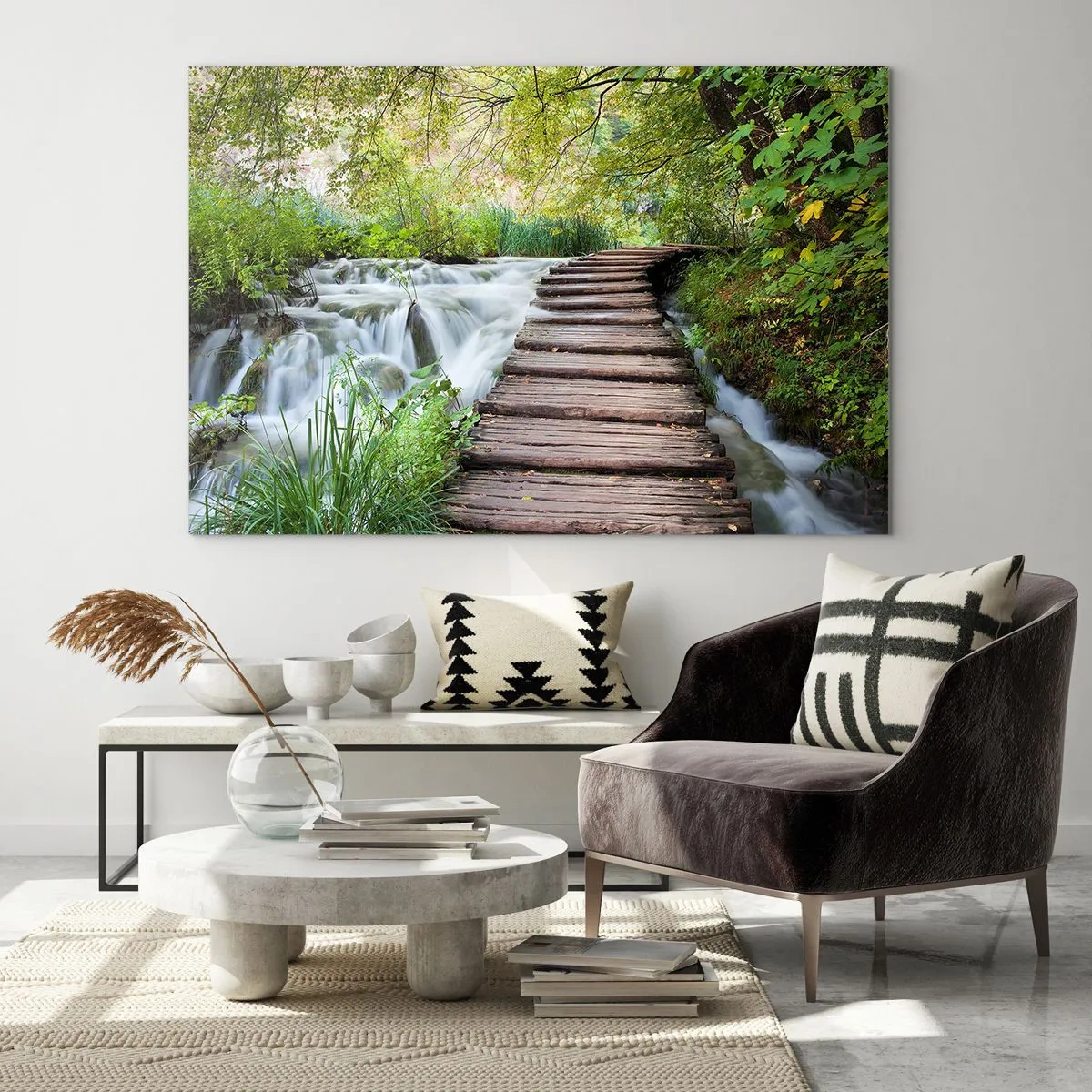 Quadro em vidro - Uma ponte na floresta sobre um riacho - 70x50cm - As aparências enganam - Decoração de parede moderna para a sala de estar e quarto ARTTOR