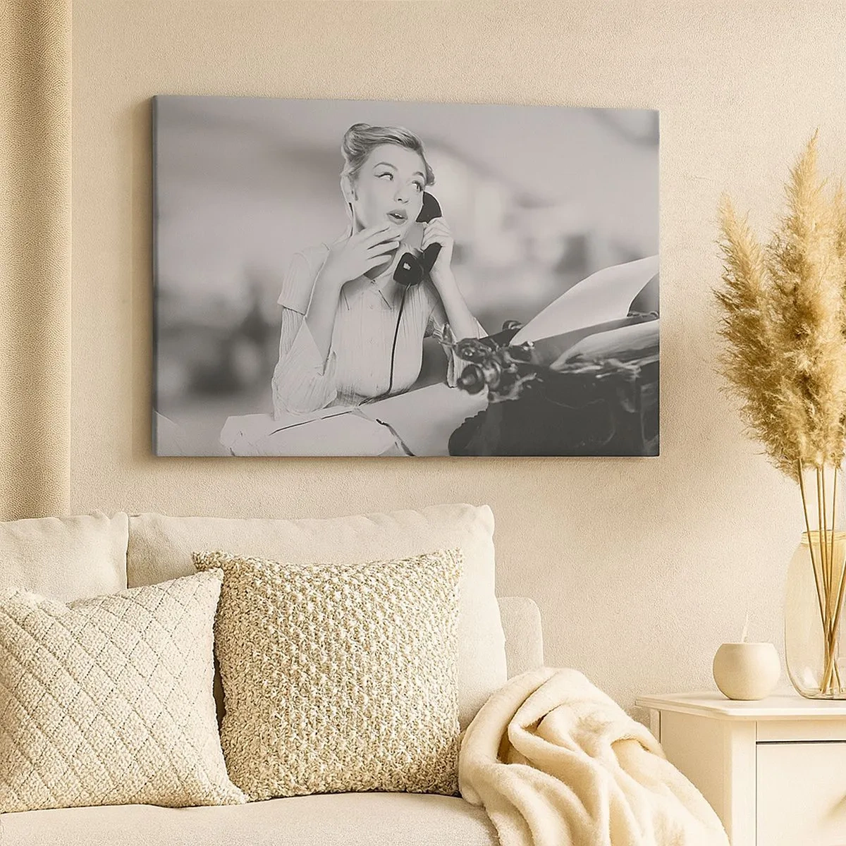 Quadro em tela - Uma mulher falando ao telefone em uma máquina de escrever - 70x50cm - Olá, estes são os anos 50. - Decoração de parede moderna para a sala de estar e quarto ARTTOR