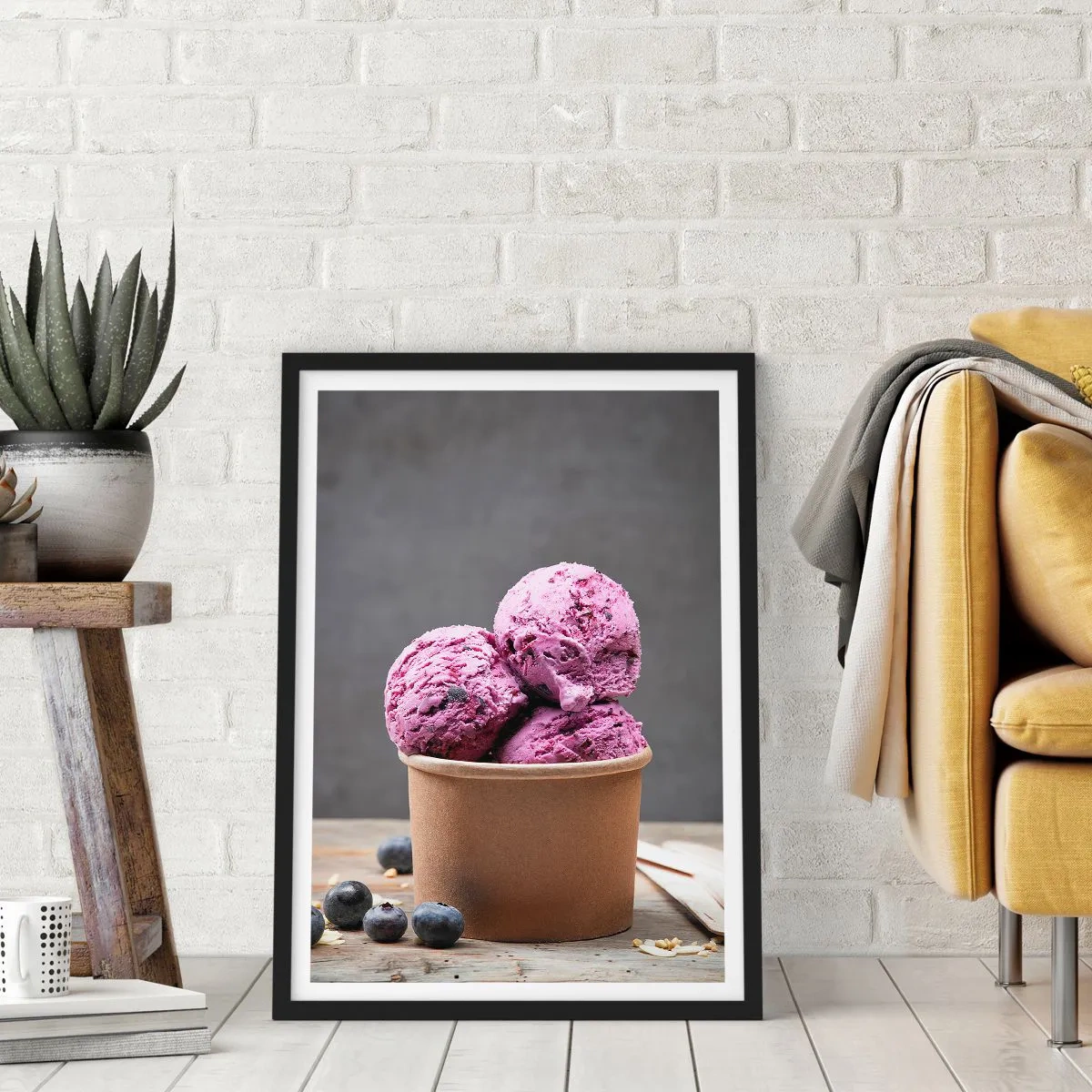 Pôster com moldura preta - Bolas de sorvete de mirtilo em um copo de papel - 50x70cm - Doçura e frieza - Decoração de parede moderna para a sala de estar e quarto ARTTOR
