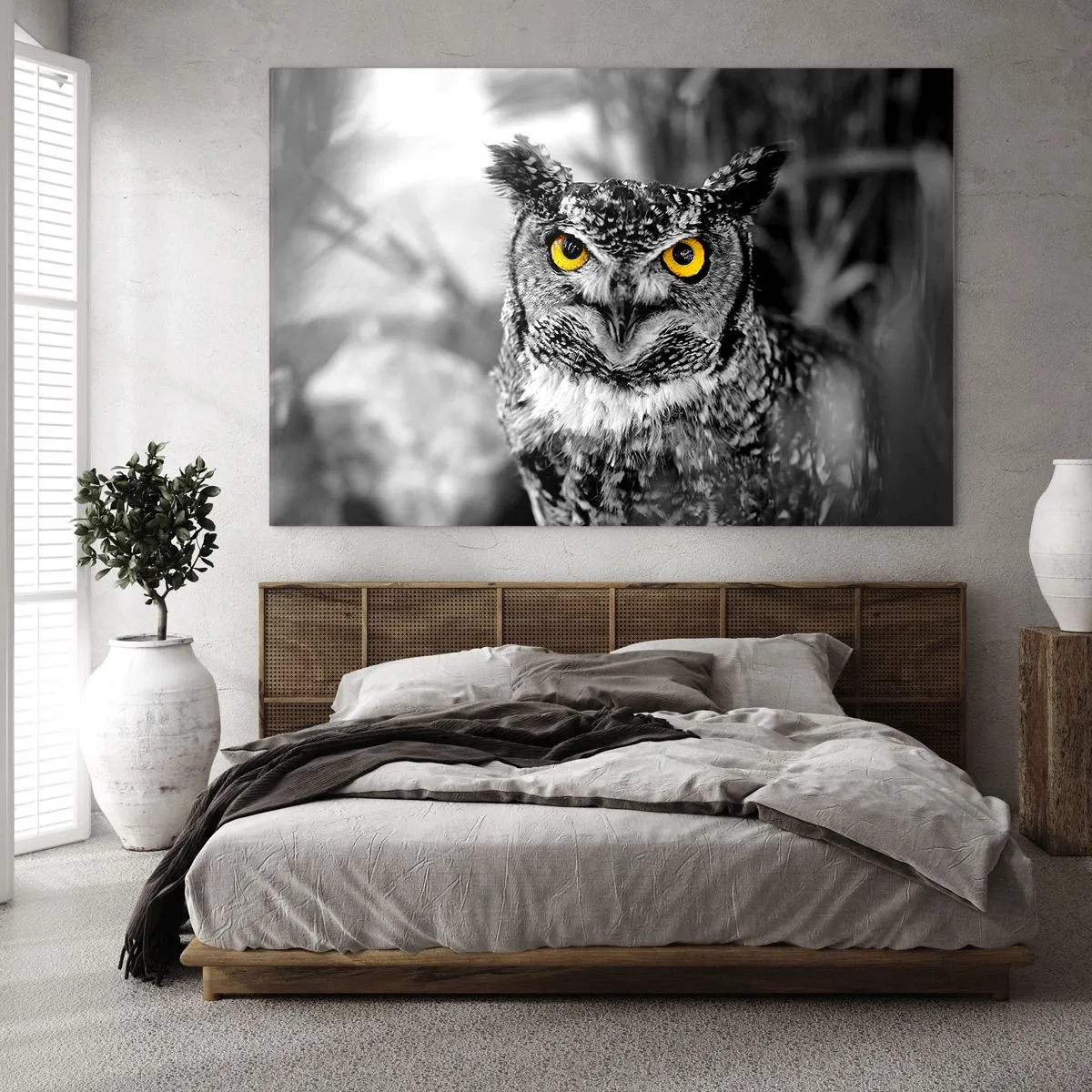 Quadro em vidro - Uma coruja com olhos amarelos em um fundo preto e branco - 70x50cm - Nada pode ser escondido - Decoração de parede moderna para a sala de estar e quarto ARTTOR