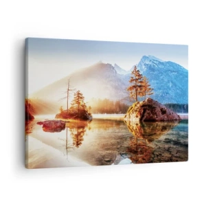 Quadro em tela - Um lago com ilhas e montanhas ao fundo ao nascer do sol - 70x50cm - A natureza sob uma nova luz - Decoração de parede moderna para a sala de estar e quarto ARTTOR