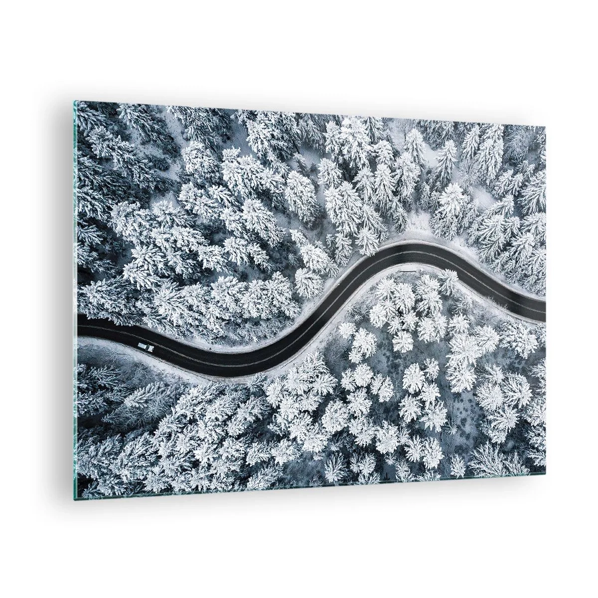 Quadro em vidro - Uma estrada sinuosa através de uma floresta de inverno vista de um drone - 70x50cm - Pelaa floresta no inverno - Decoração de parede moderna para a sala de estar e quarto ARTTOR