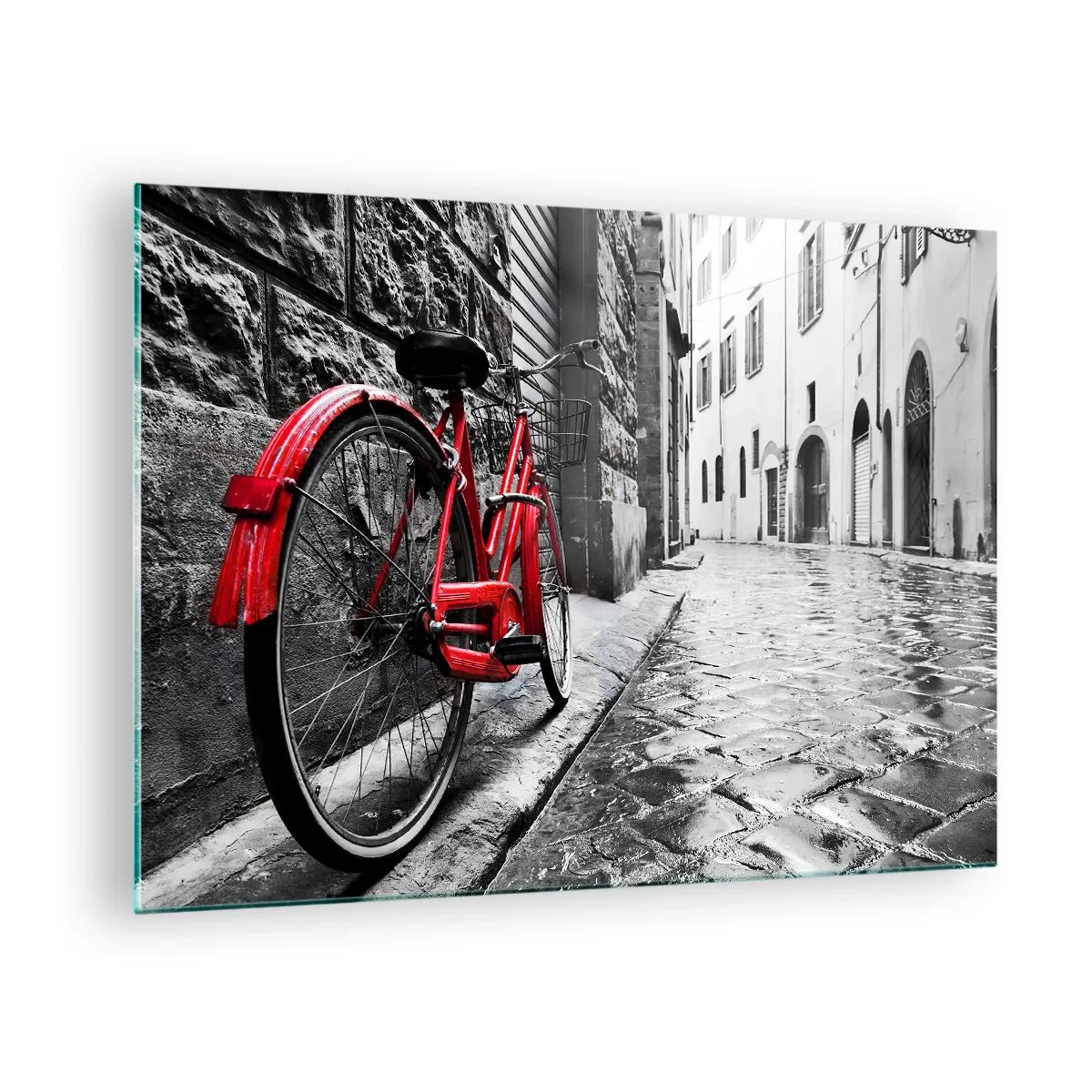 Quadro em vidro - Uma bicicleta vermelha em uma rua de paralelepípedos com um fundo monocromático. - 70x50cm - A verdadeira beleza não envelhece - Decoração de parede moderna para a sala de estar e quarto ARTTOR