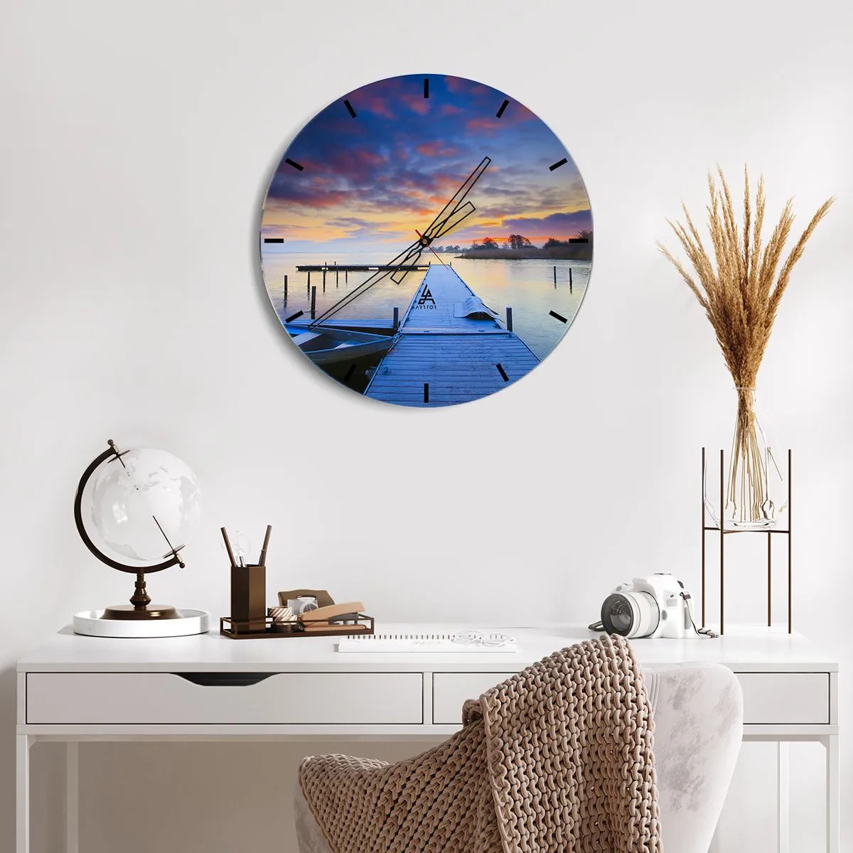 Relógio de parede - Relógio em vidro - Píer à beira do lago ao nascer do sol - 30x30cm - Paz violeta-dourada - Decoração de parede moderna para a sala de estar, cozinha e quarto ARTTOR