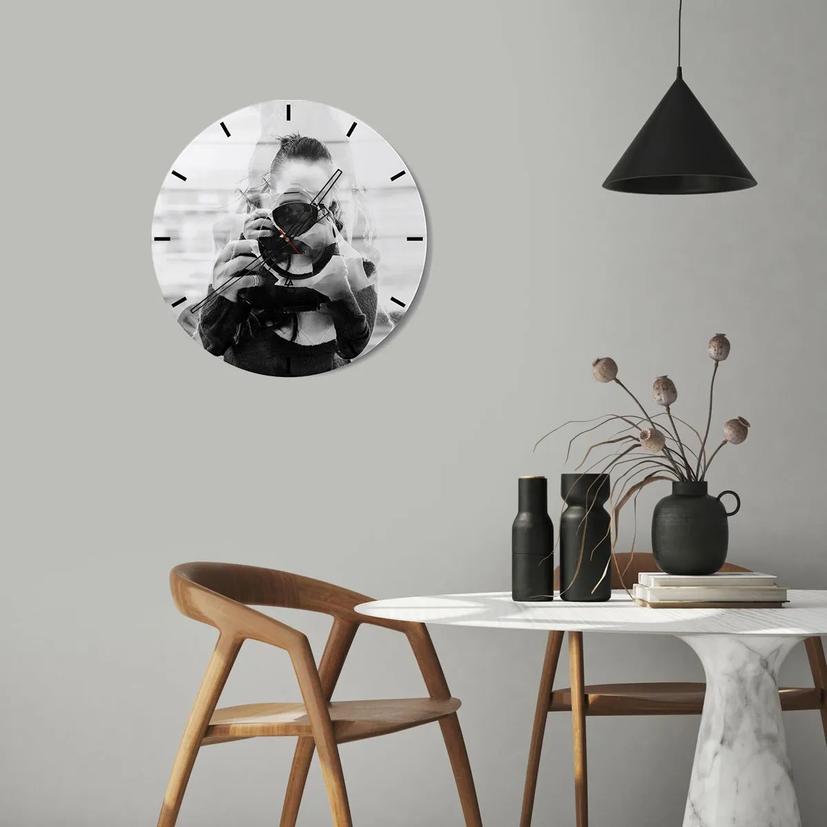 Relógio de parede - Relógio em vidro - Mulher com uma câmera em uma dupla exposição artística - 30x30cm - Criador e material - Decoração de parede moderna para a sala de estar, cozinha e quarto ARTTOR