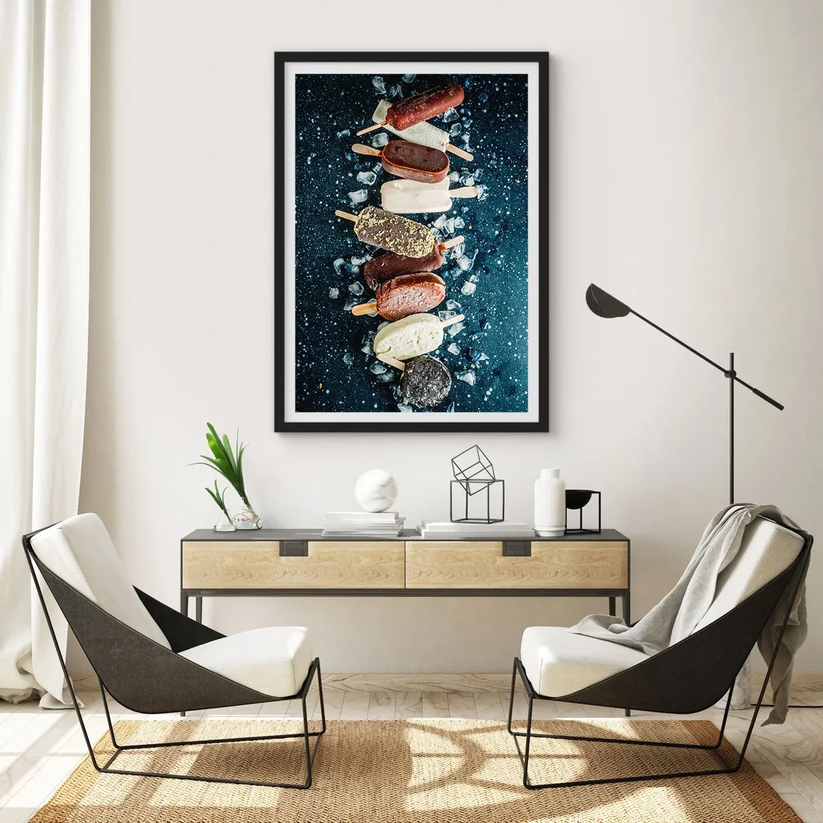 Pôster com moldura preta - Picolés variados cercados por gelo contra um céu escuro - 50x70cm - O sabor de um verão quente - Decoração de parede moderna para a sala de estar e quarto ARTTOR