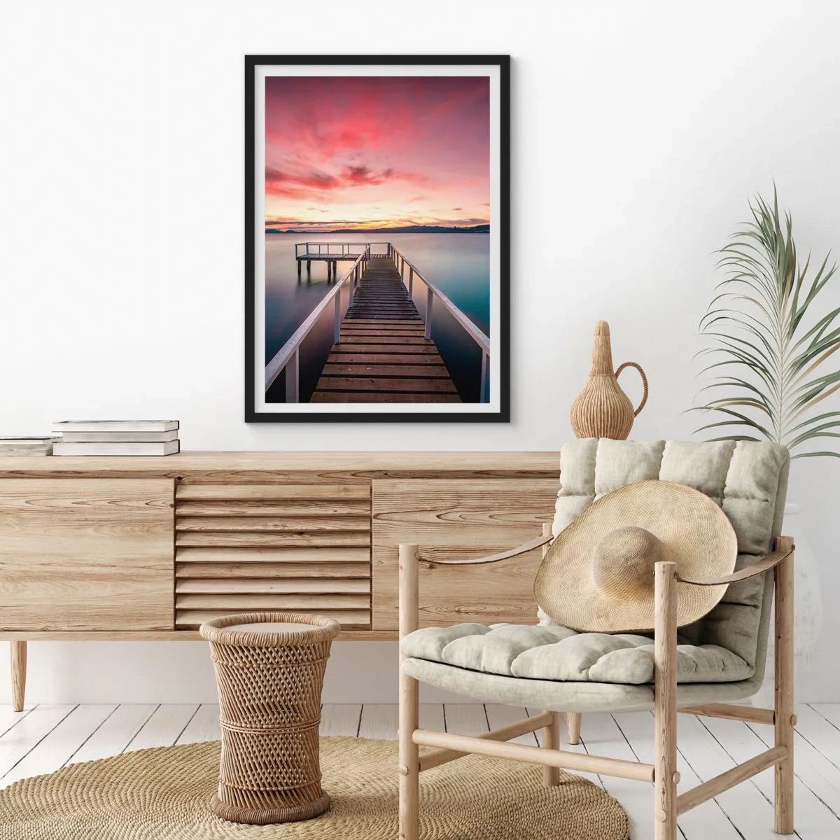 Pôster com moldura preta - Um píer no lago à luz do pôr do sol - 50x70cm - A chama suave da noite - Decoração de parede moderna para a sala de estar e quarto ARTTOR