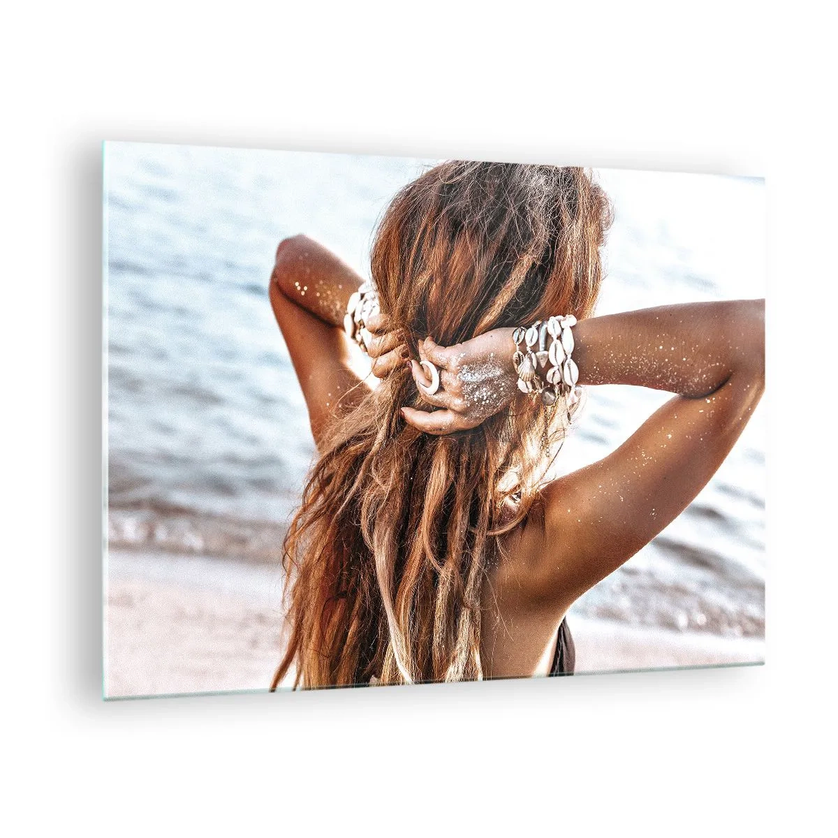 Quadro em vidro - Uma mulher de cabelos longos na praia, cercada por conchas e areia. - 70x50cm - Irmã da água e do sol - Decoração de parede moderna para a sala de estar e quarto ARTTOR