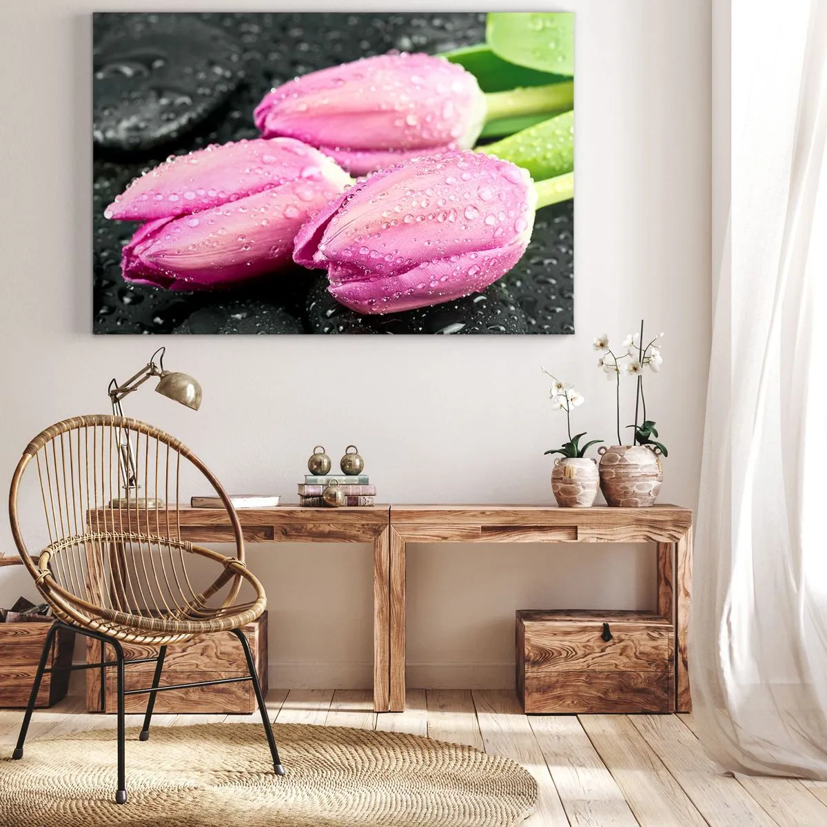 Quadro em tela - Três tulipas cor de rosa com gotas de água sobre um fundo preto - 70x50cm - Trio lilás três em pedra - Decoração de parede moderna para a sala de estar e quarto ARTTOR