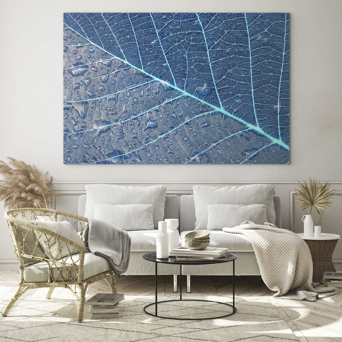 Quadro em vidro - Fotografia macro de uma folha com gotas de água em tons de azul - 70x50cm - A vida em azul - Decoração de parede moderna para a sala de estar e quarto ARTTOR