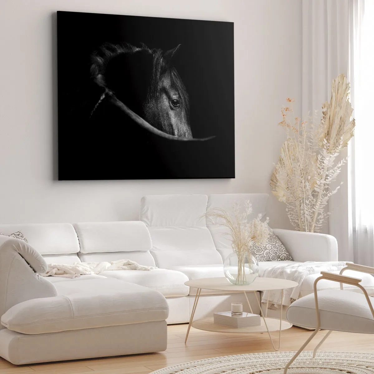 Quadro em tela - Um retrato em preto e branco de um cavalo com um sutil jogo de luz e sombra sobre um fundo escuro. - 70x50cm - Príncipe Negro - Decoração de parede moderna para a sala de estar e quarto ARTTOR