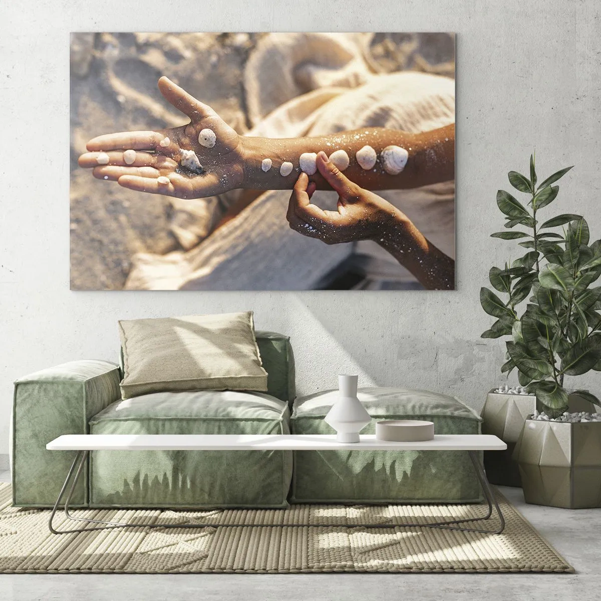 Quadro em vidro - Mãos de criança com conchas sobre fundo de areia e tecido - 70x50cm - Beleza na ponta dos dedos - Decoração de parede moderna para a sala de estar e quarto ARTTOR
