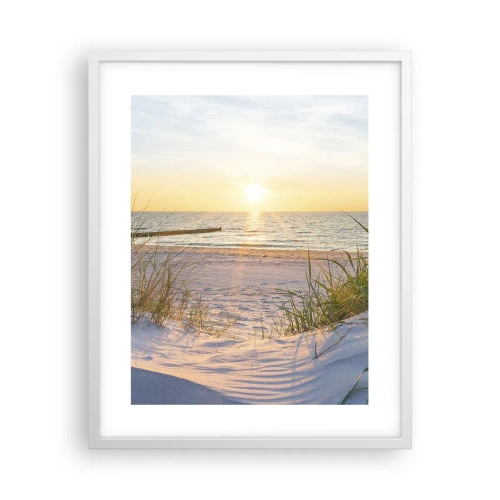 Pôster em moldura branca - O som do mar, o canto dos pássaros, a praia selvagem entre a relva... - 40x50 cm