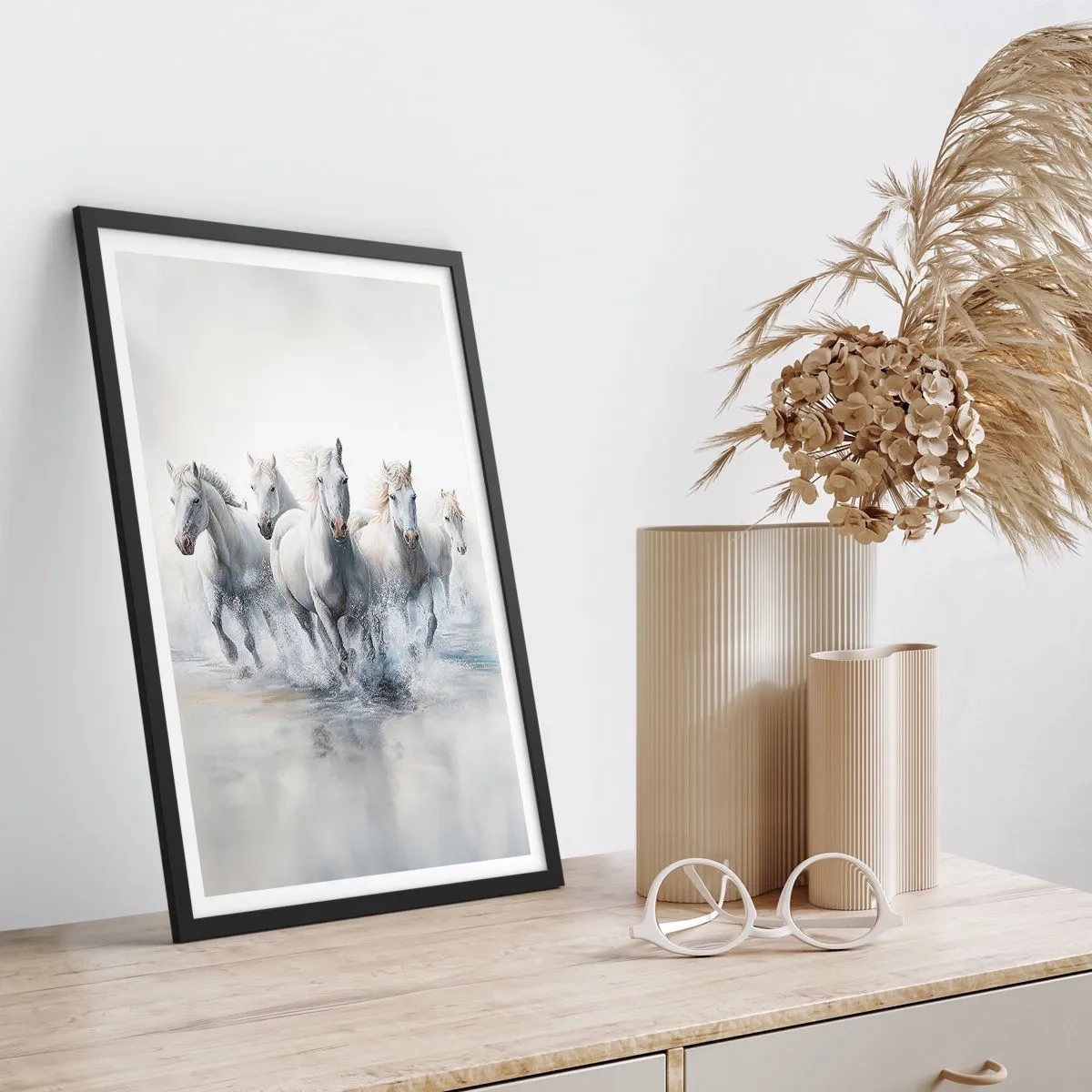 Pôster com moldura preta - Cavalos brancos galopando pela água em um ambiente dinâmico - 50x70cm - Magia branca - Decoração de parede moderna para a sala de estar e quarto ARTTOR