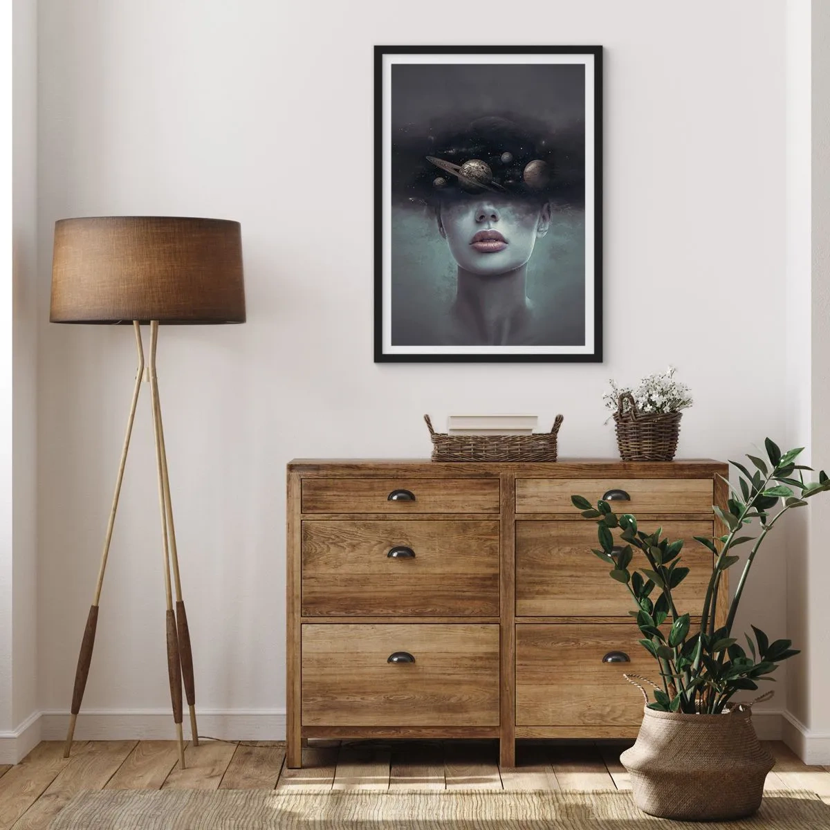 Pôster com moldura preta - Retrato misterioso de uma mulher com planetas no espaço - 50x70cm - E os planetas estão a enlouquecer... - Decoração de parede moderna para a sala de estar e quarto ARTTOR