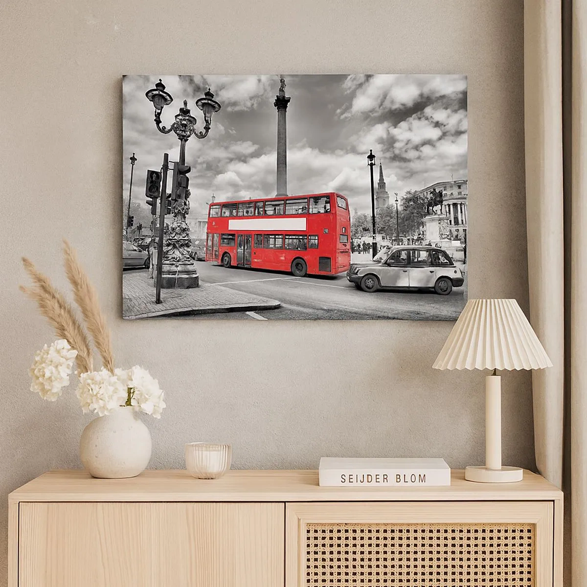 Quadro em tela - Um ônibus vermelho de dois andares contra um fundo urbano em preto e branco - 70x50cm - A verdadeira corrente sanguínea da cidade - Decoração de parede moderna para a sala de estar e quarto ARTTOR