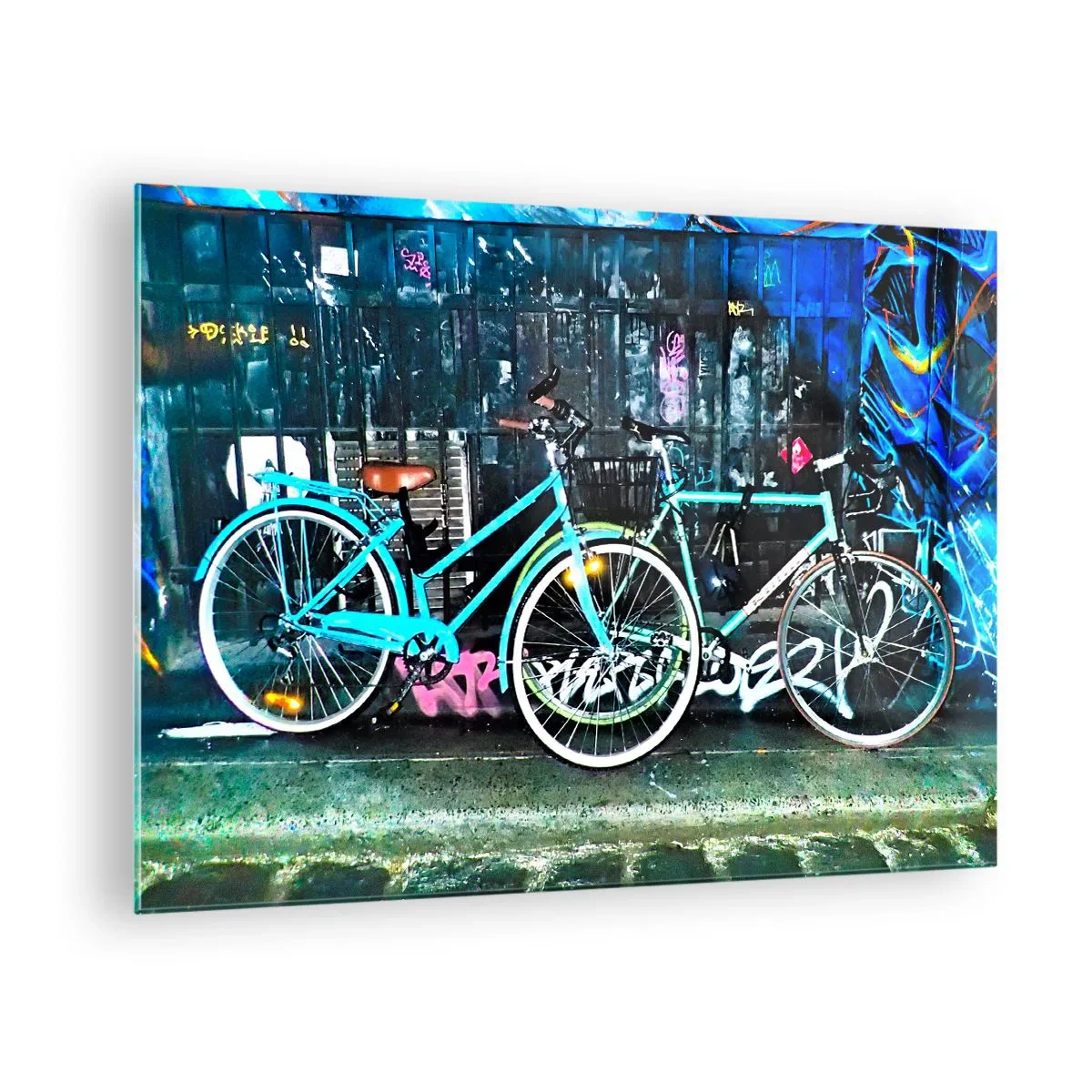 Quadro em vidro - Uma bicicleta urbana com um cenário de grafite e atmosfera neon - 70x50cm - A cidade chama - Decoração de parede moderna para a sala de estar e quarto ARTTOR