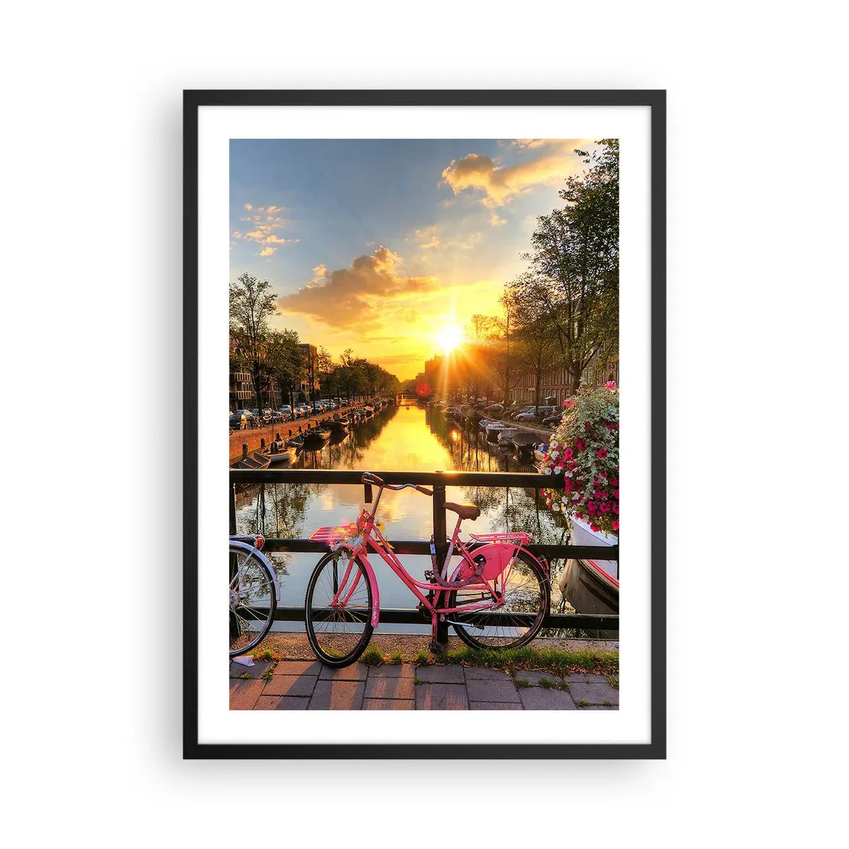 Pôster com moldura preta - Uma bicicleta rosa em uma ponte sobre um canal ao pôr do sol - 50x70cm - Manhã de primavera em Amsterdã - Decoração de parede moderna para a sala de estar e quarto ARTTOR