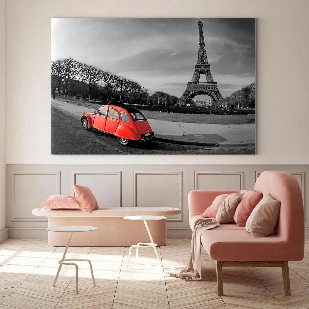 Quadro em vidro - Um carro vermelho com a Torre Eiffel ao fundo em um cenário preto e branco - 70x50cm - Mais parisiense do que Paris - Decoração de parede moderna para a sala de estar e quarto ARTTOR