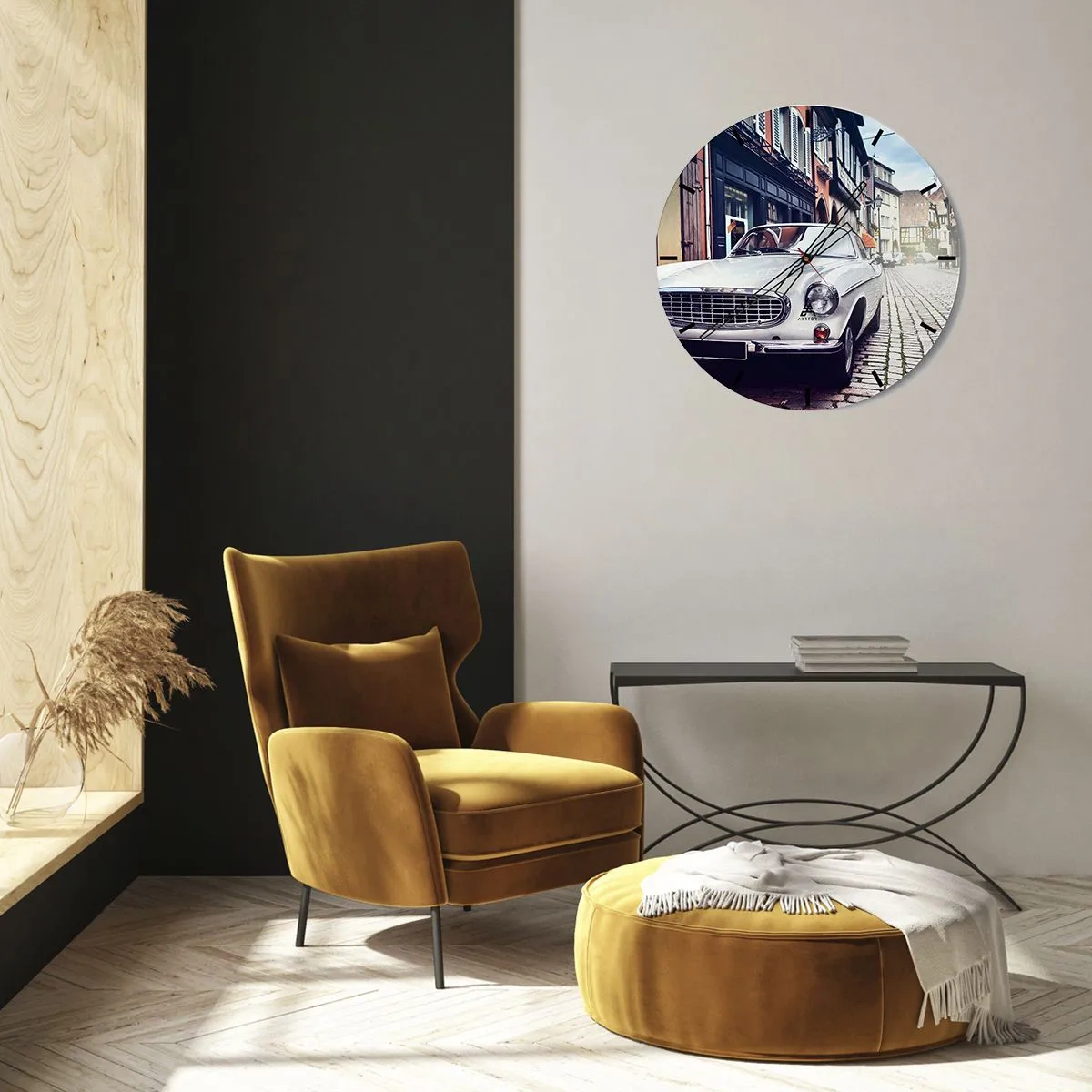 Relógio de parede - Relógio em vidro - Um carro clássico em uma rua de paralelepípedos cercada por casas populares - 30x30cm - O passado é hoje - Decoração de parede moderna para a sala de estar, cozinha e quarto ARTTOR