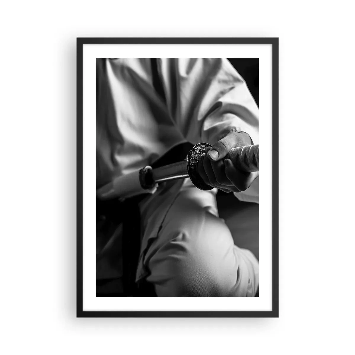 Pôster com moldura preta - Samurai com uma espada em uma fotografia em preto e branco - 50x70cm - Alma guerreira - Decoração de parede moderna para a sala de estar e quarto ARTTOR