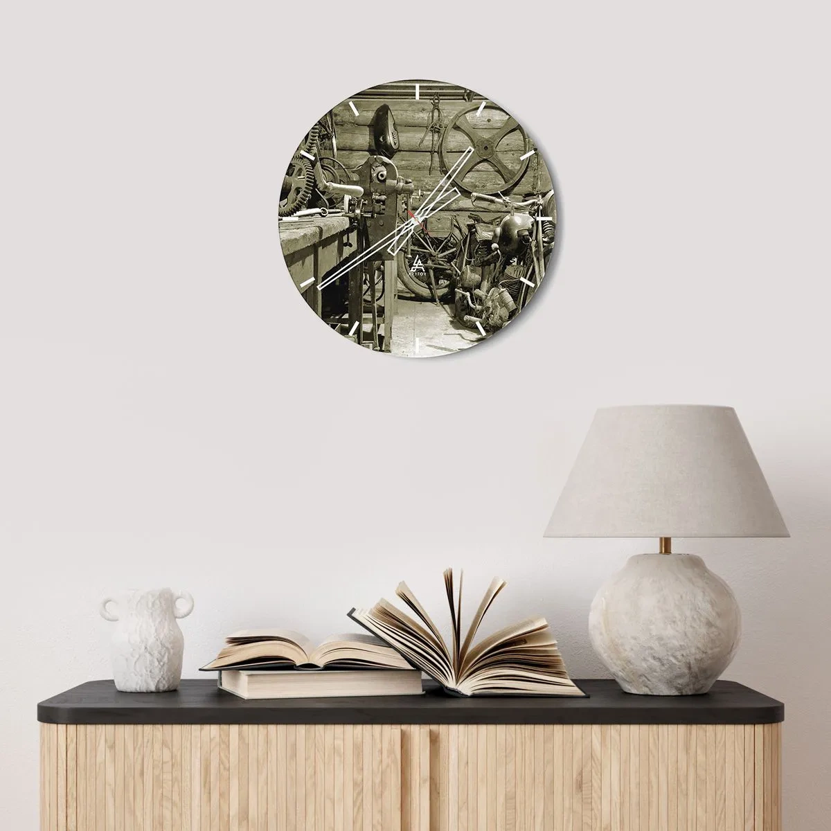 Relógio de parede - Relógio em vidro - Uma oficina com ferramentas, rodas e uma parede de madeira ao fundo - 30x30cm - No depósito do tio Jorge - Decoração de parede moderna para a sala de estar, cozinha e quarto ARTTOR