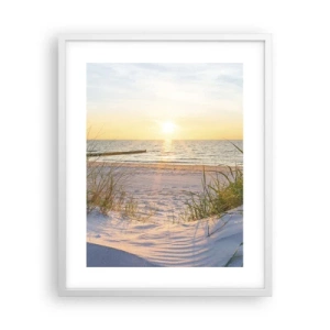 Pôster em moldura branca - O som do mar, o canto dos pássaros, a praia selvagem entre a relva... - 40x50 cm