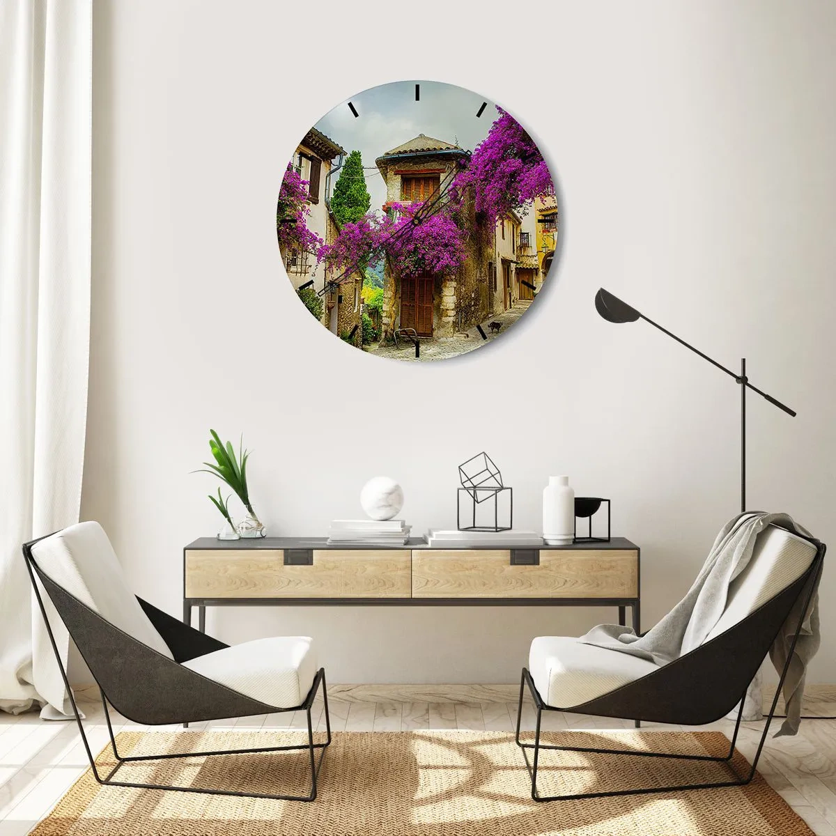 Relógio de parede - Relógio em vidro - Um relógio com um motivo de rua e uma casa cercada por flores roxas. - 30x30cm - Sob um dossel de flores - Decoração de parede moderna para a sala de estar, cozinha e quarto ARTTOR