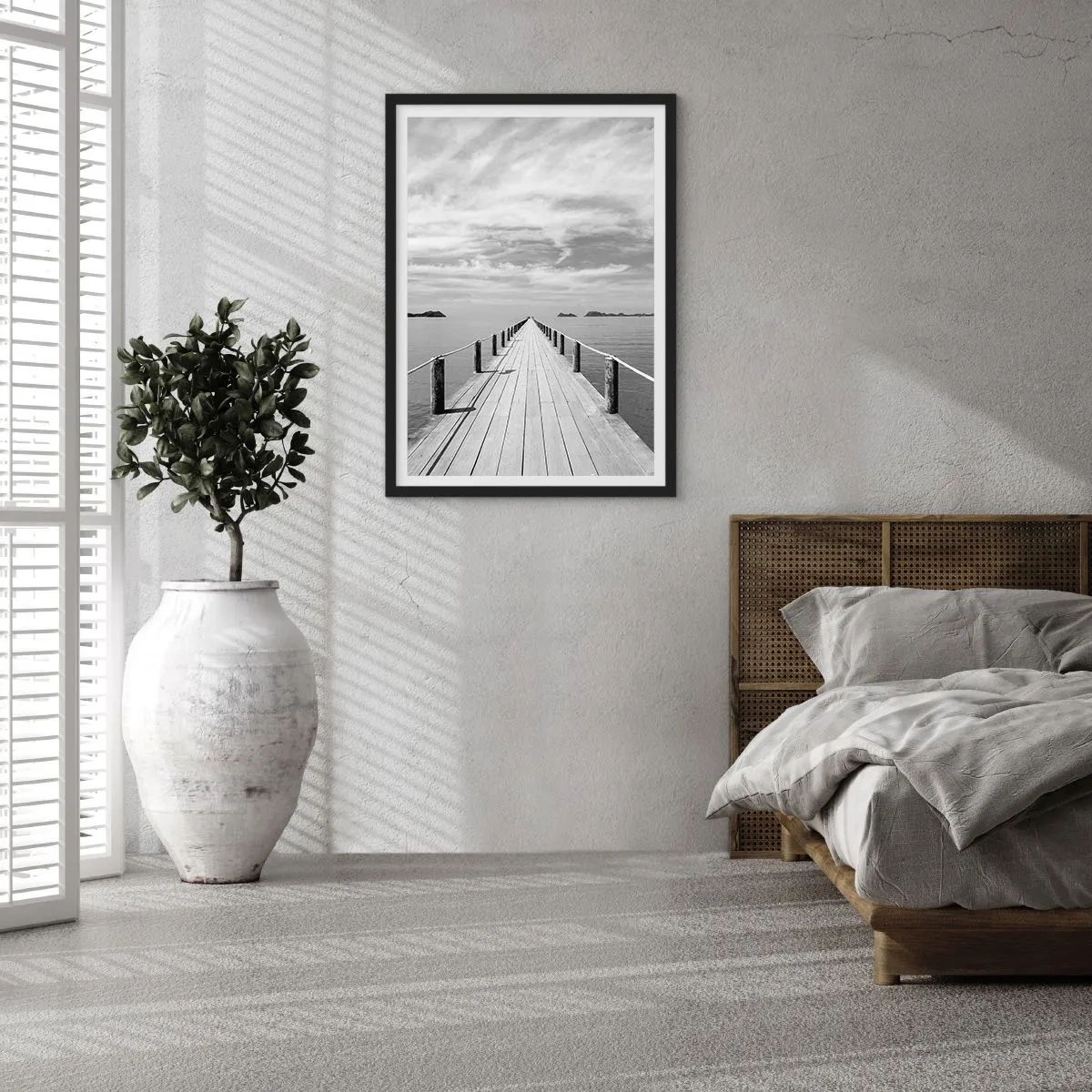 Pôster com moldura preta - Um píer de madeira que se estende ao longe através de águas calmas - 50x70cm - Talvez uma viagem... - Decoração de parede moderna para a sala de estar e quarto ARTTOR