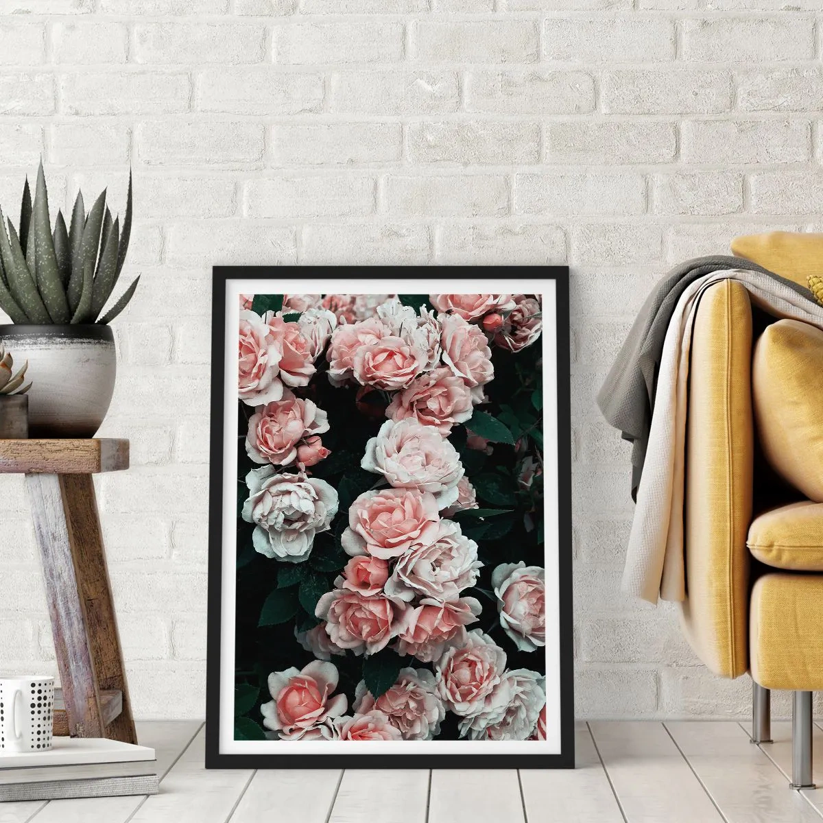 Pôster com moldura preta - Um buquê de rosas em delicados tons de rosa sobre um fundo escuro - 50x70cm - Conjuntos de rosas - Decoração de parede moderna para a sala de estar e quarto ARTTOR