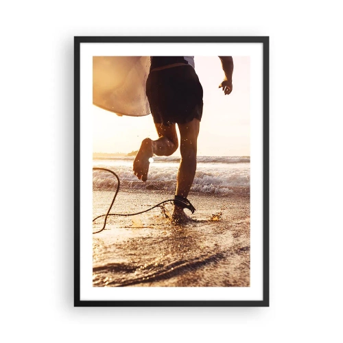 Pôster com moldura preta - Um surfista corre para a água ao pôr do sol - 50x70cm - Encontro das ondas - Decoração de parede moderna para a sala de estar e quarto ARTTOR