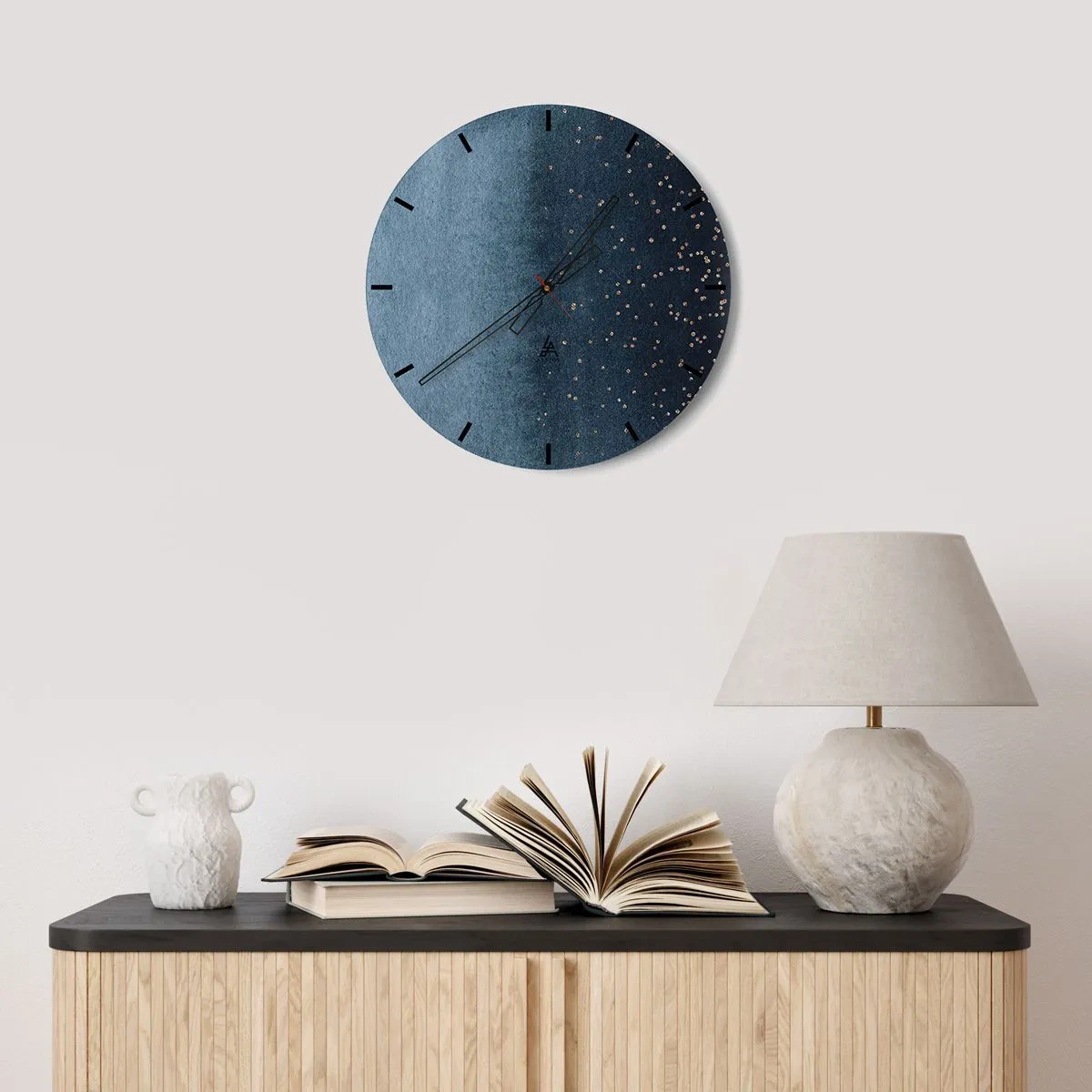 Relógio de parede - Relógio em vidro - Textura azul marinho com pequenos pontos dourados - 30x30cm - Composição – fases azuis - Decoração de parede moderna para a sala de estar, cozinha e quarto ARTTOR