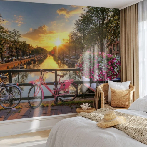 Papel de Parede Standard Eco - Ponte sobre o canal com bicicletas ao pôr do sol - 100x70cm - Manhã de primavera em Amsterdã - Decoração de parede moderna para a sala de estar e quarto ARTTOR