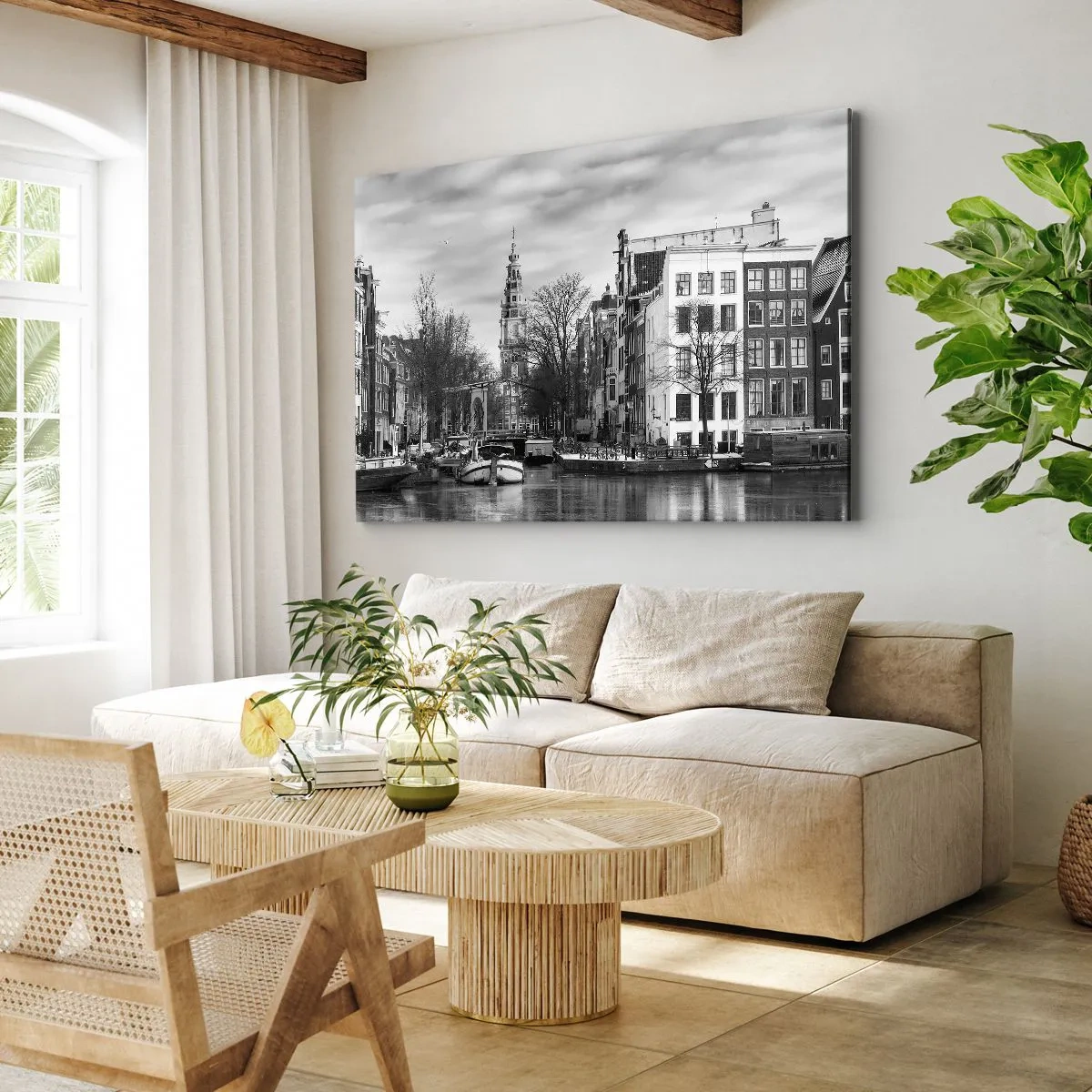 Quadro em tela - Panorama em preto e branco de Amsterdã com canal e edifícios históricos - 70x50cm - Vibrações de Amsterdã - Decoração de parede moderna para a sala de estar e quarto ARTTOR
