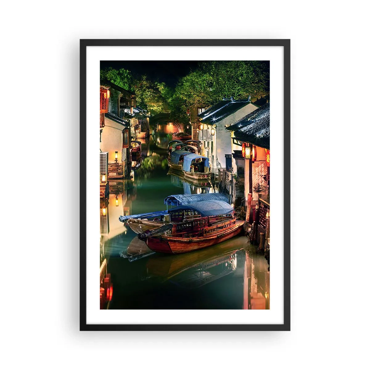 Pôster com moldura preta - Um canal de água com barcos cercados por edifícios tradicionais à noite - 50x70cm - Uma noite em uma rua chinesa - Decoração de parede moderna para a sala de estar e quarto ARTTOR