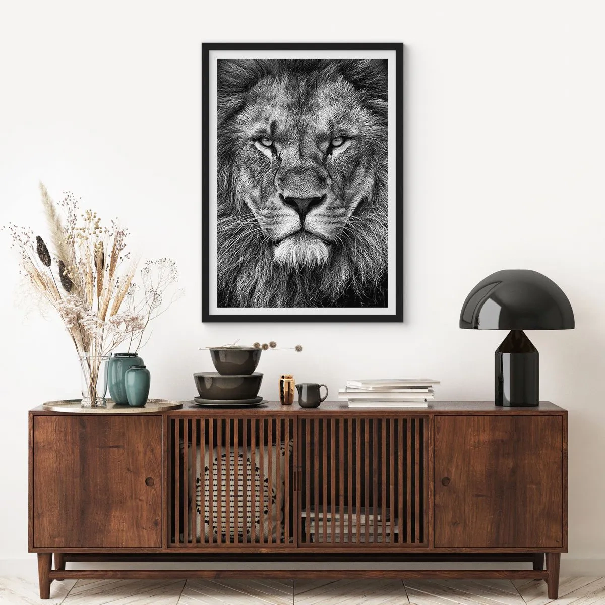 Pôster com moldura preta - Retrato em preto e branco de um leão majestoso - 50x70cm - Em trajes de coroação - Decoração de parede moderna para a sala de estar e quarto ARTTOR