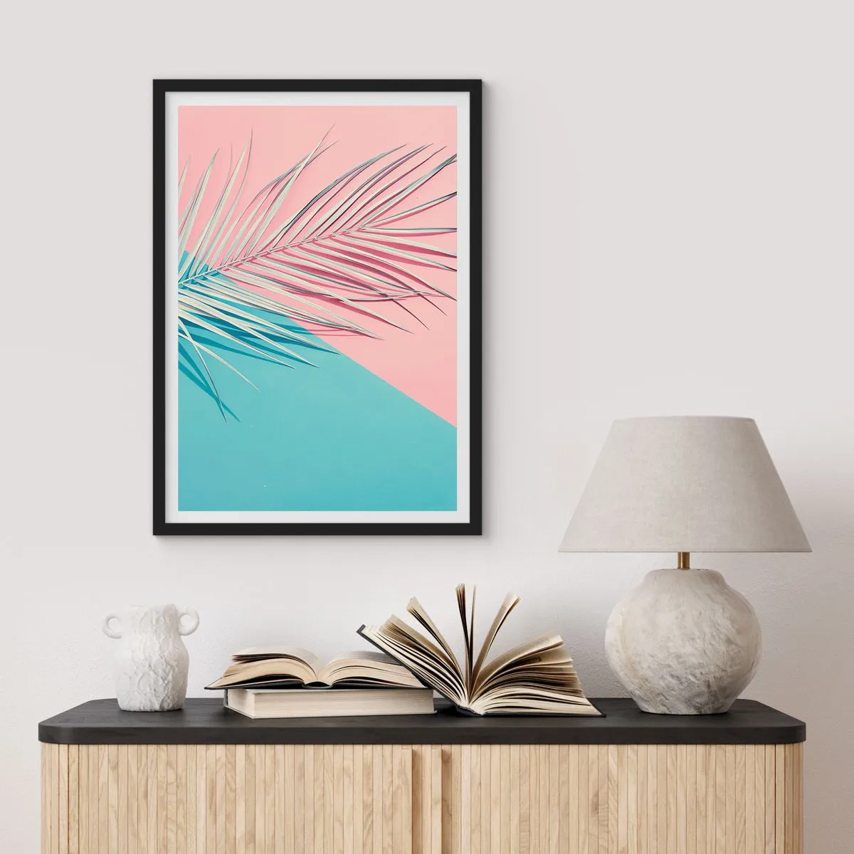 Pôster com moldura preta - Uma palmeira sobre um fundo de cores rosa pastel e azul - 50x70cm - Impressão tropical - Decoração de parede moderna para a sala de estar e quarto ARTTOR