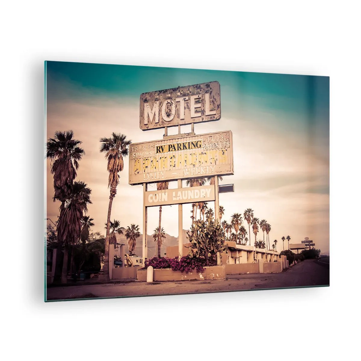 Quadro em vidro - Uma antiga placa de motel cercada por palmeiras cria um clima retrô - 70x50cm - O tempo parou aqui - Decoração de parede moderna para a sala de estar e quarto ARTTOR